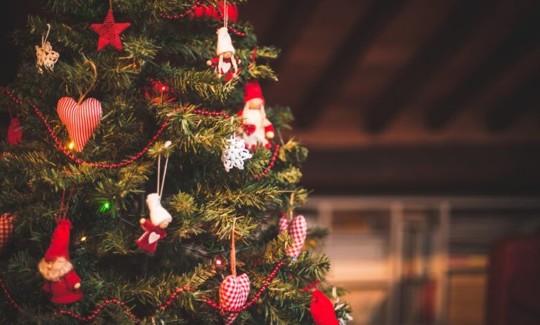 Van houten kerstbomen tot botanische kerstdecoraties: deze kersttrends wil je niet missen!